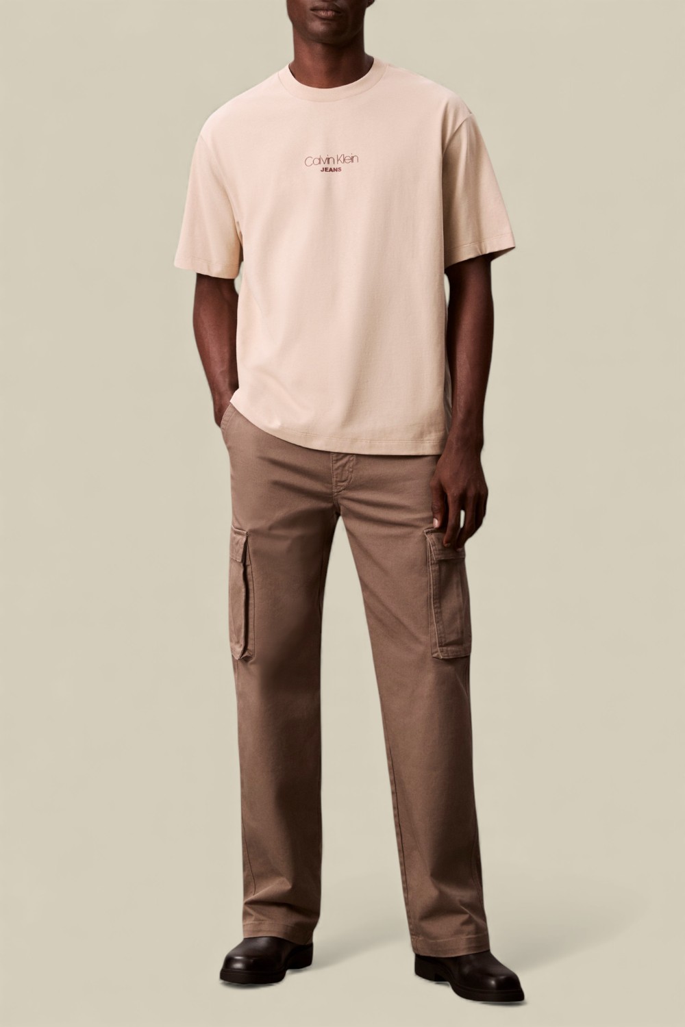 תמונת כל הלוק של חולצת טי